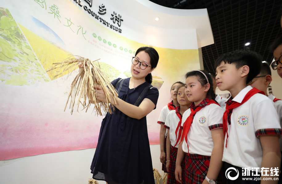 在养蚕设备的添桑口附近